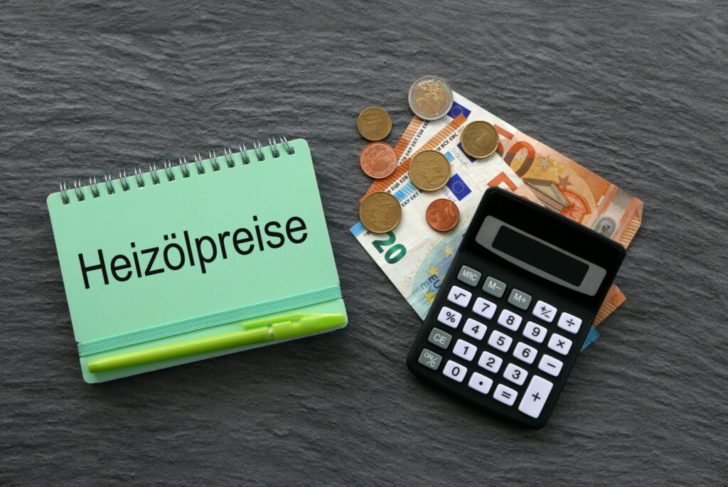 Berechnung von Heizölpreisen mit Euro-Scheinen und Taschenrechner