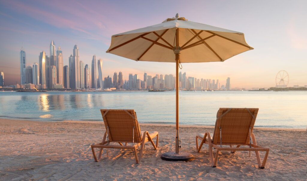 Sonnenuntergang an Dubais Strand mit Skyline im Hintergrund